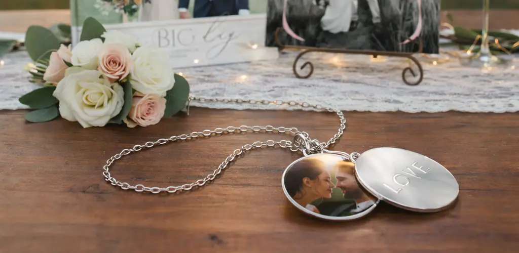 Personalized wedding jewelry and custom photo accessories
